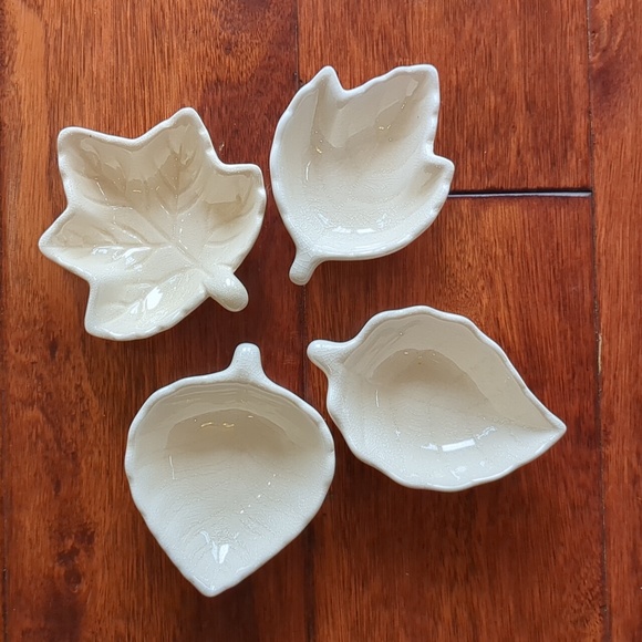 Ceramic White Leaf Condiment Dishes - Picture 2 of 12